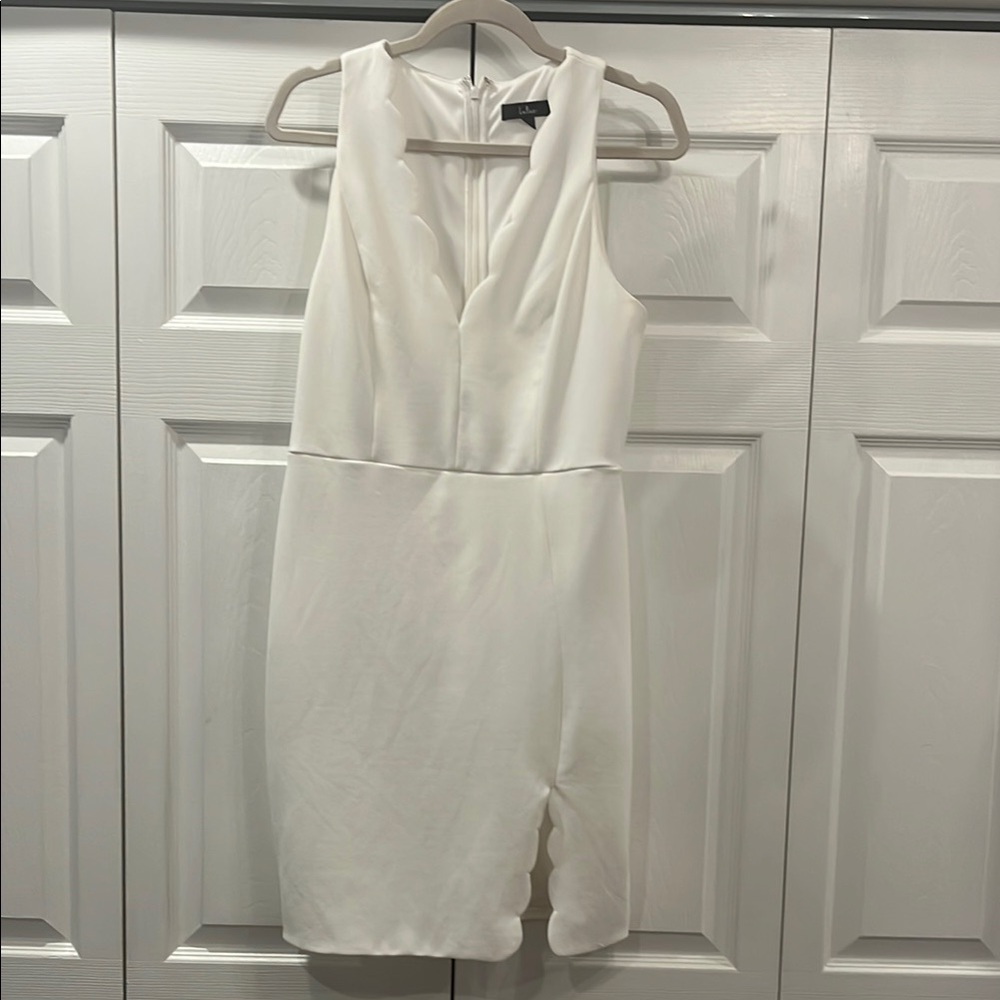 Elegant White Sleeveless Dress